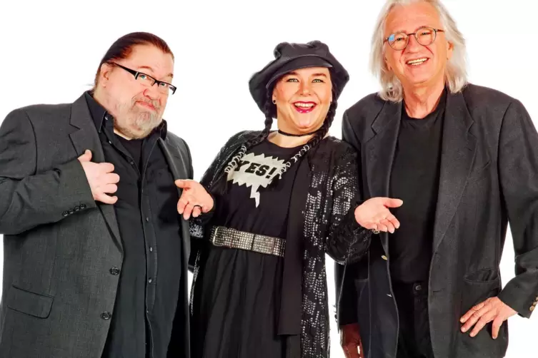 Anderthalb Jahrzehnte auf der Bühne: für Wolfgang Marschall (links) und Marina Tamássy ein Grund zum Feiern. Das Untier-Trio kom