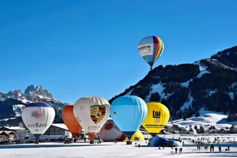 Vom Ballon aus bieten sich herrliche Ausblicke auf die verschneite Bergwelt. 