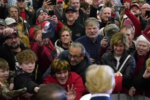 Donald Trump mit jubelnden Fans bei einem Auftritt in Iowa. 