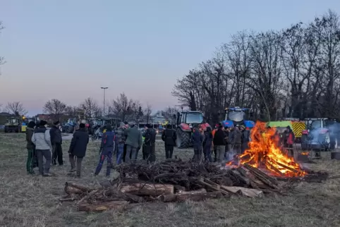 Mit einem Mahnfeuer wie hier in Jockgrim drücken Bauern am Samstag bei Bobenheim-Roxheim ihren Protest aus. 