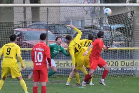 Es geht wieder los: FV Dudenhofen (gelb), hier gegen FC Bitburg, kehrt in den Trainingsbetrieb zurück.