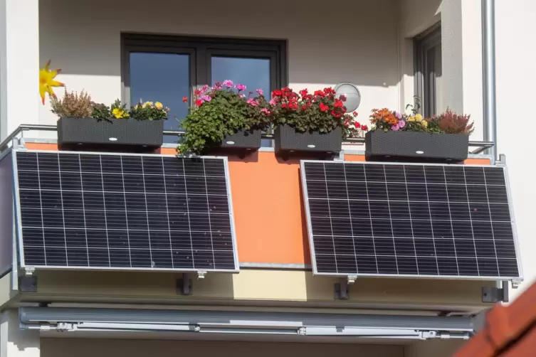 Photovoltaik-Anlagen – nicht nur auf dem Dach, sondern auch am Balkon – nehmen zu. Diese Haushalte benötigen dann weniger Netzst