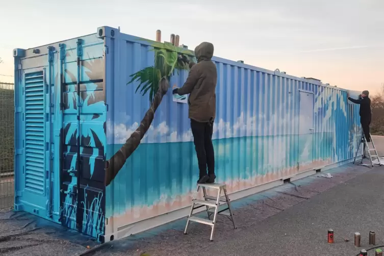 Zwei Graffiti-Künstler aus Köln haben den ausrangierten Container mit einem Beachvolleyball-Motiv versehen. 