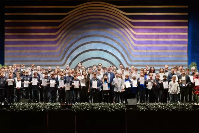 Mehr als 120 Sportler standen auf der Ehrungsliste der Sportlerehrung im Saalbau. Mehr als 120 Sportler standen auf der Ehrungsliste der Sportlerehrung im Saalbau.