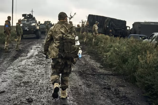 Ein ukrainischer Soldat nahe der russischen Grenze in der Region Charkiw.