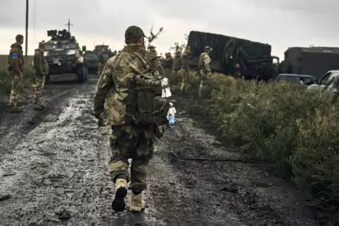 Ein ukrainischer Soldat nahe der russischen Grenze in der Region Charkiw. 
