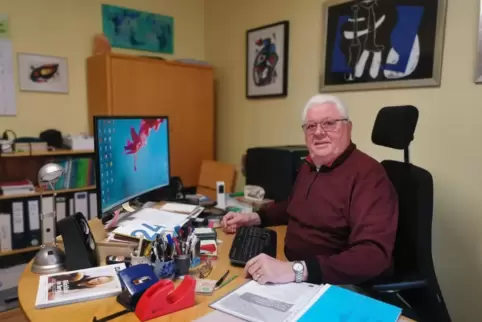 Seit 15 Jahren hilft Michael Kercher im heimischen Büro Leuten beim Rentenantrag.