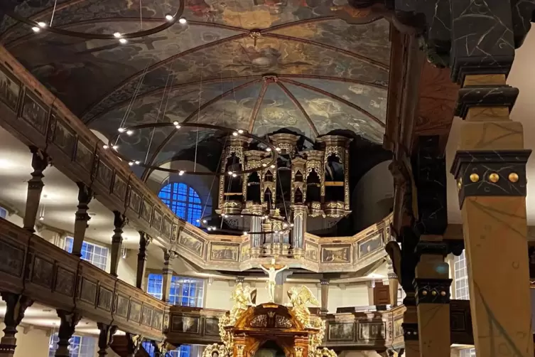 Leer: Von der Orgel in der Dreifaltigkeitskirche ist nur noch das Gehäuse da. Es wird neu „befüllt“.