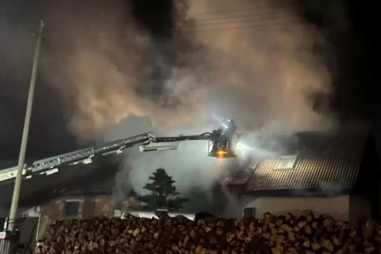 Die Wehr gelangt nur von au&szlig;en ans Feuer.