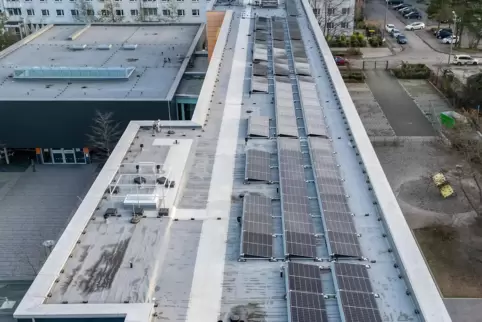 Kommunale Fotovoltaikanlage auf dem Dach einer Schule in Leipzig. 