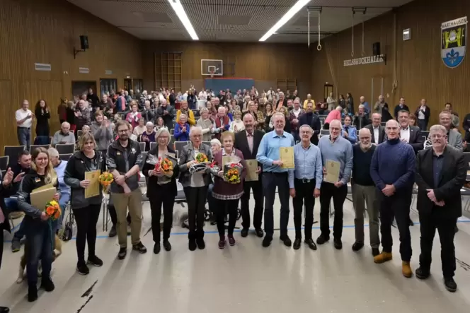 Volles Haus in der Heilsbruckhalle: Ortsbürgermeister Harald Löffler (rechts) zeichnet verdiente Bürgerinnen und Bürger aus.