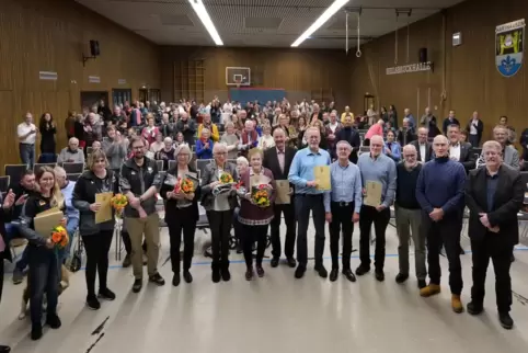 Volles Haus in der Heilsbruckhalle: Ortsbürgermeister Harald Löffler (rechts) zeichnet verdiente Bürgerinnen und Bürger aus. 