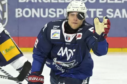 Zweifacher Torschütze der Adler: Tyler Gaudet. 