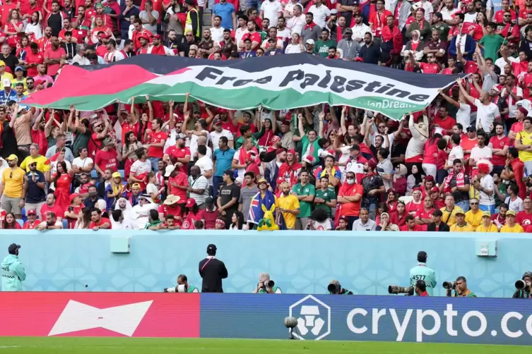 Bei der WM 2022 in Katar hat die Fifa pro-palästinensische Äußerungen in den Stadien geduldet. 