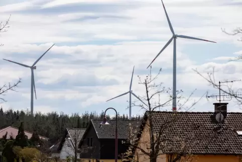 Die Windräder bei Kröppen sind in Bottenbach nicht zu übersehen.