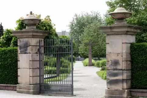 Der Eingang zum Wörther Friedhof. 