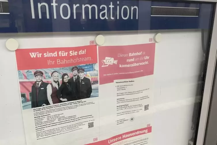 An diesen Hinweistafeln informiert die Deutsche Bahn, wer f&uuml;r die Sauberkeit am Bahnhof zust&auml;ndig ist. 