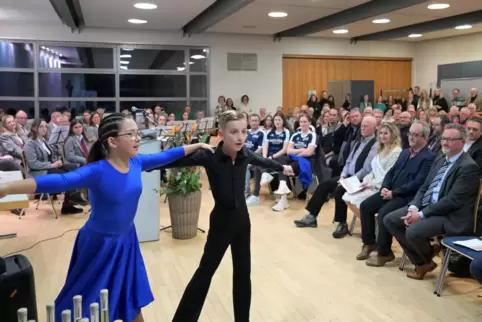 Begeistern die Gäste beim Neujahrsempfang: Isabel Weber und Lian Hoffmann aus der Tanzabteilung des TSV Lingenfeld. 