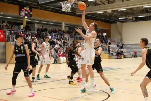 Die Hoffnung kehrt zurück: Christoph Rupp (am Ball) und die Ahorn Camp BIS Baskets sind im Kampf um die Aufstiegsrunde wieder da