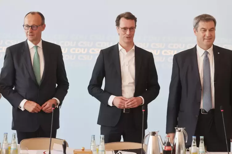 Stehen für CDU/CSU im Schaufenster: Friedrich Merz, Hendrik Wüst und Markus Söder. 