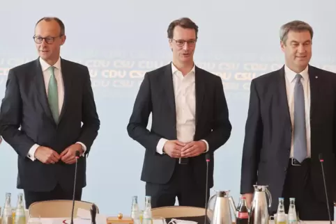 Stehen für CDU/CSU im Schaufenster: Friedrich Merz, Hendrik Wüst und Markus Söder. 