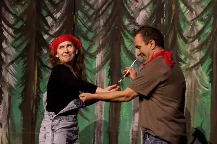 Laura Kaiser von der Kleinen B&uuml;hne und Denis Beck vom Th&eacute;&acirc;tre Alsacien de Haguenau im Zwei-Personen-St&uuml;ck von Heidi Moor-Blank. 
