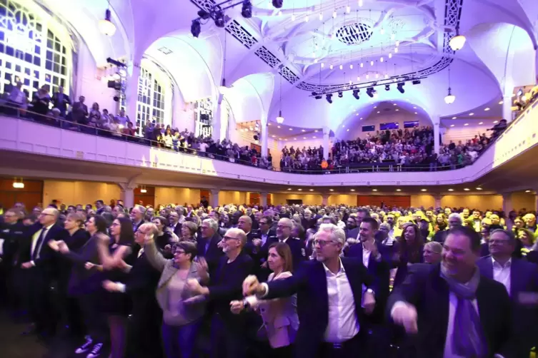 Begeistert folgt das Publikum Moderator Moritz Wienholt bei dessen Vorgaben zum &bdquo;Peoples Moving&ldquo;. 