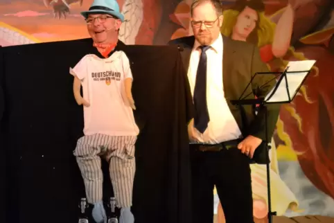 Auf der Fasnachts- statt auf kommunalpolitischer Bühne: Ortsbürgermeister Marcel Form (Breunigweiler, rechts im Bild) mit „Lebbi