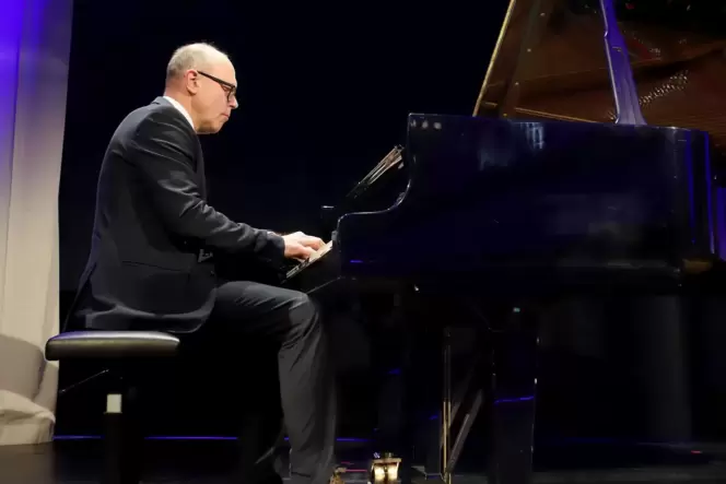 Oberbürgermeister Dominik Geißler eröffnete den Abend mit einem Klavierstück. Oberbürgermeister Dominik Geißler eröffnete den Abend mit einem Klavierstück.