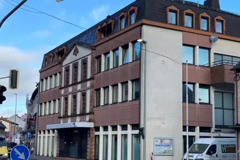 Bald das neue Domizil des Jugend- und Sozialamtes des Landkreises: das ehemalige VR-Bank-Gebäude in Landstuhl. 