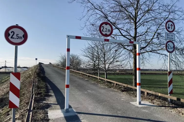 &Uuml;ber diese Bahnbr&uuml;cke darf kein Auto mehr fahren, das schwerer als 3,5 Tonnen ist. 