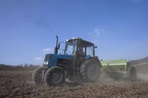 Landwirtschaftliche Fahrzeuge sind schwer, deshalb dürfen sie nicht mehr über eine Brücke rollen, die eigentlich für sie gedacht Landwirtschaftliche Fahrzeuge sind schwer, deshalb dürfen sie nicht mehr über eine Brücke rollen, die eigentlich für sie gedacht