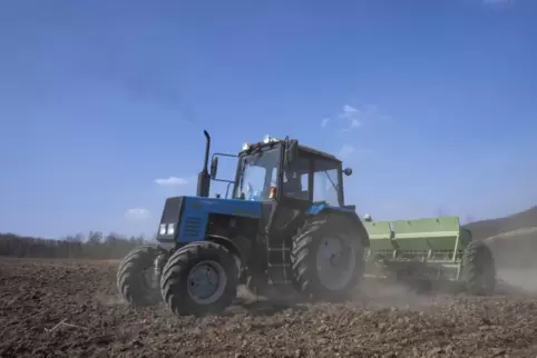 Landwirtschaftliche Fahrzeuge sind schwer, deshalb dürfen sie nicht mehr über eine Brücke rollen, die eigentlich für sie gedacht