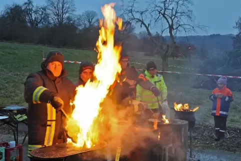 Feuriges Unterfangen: Mitglieder der Feuerwehr beim Backen der Grumbeerwaffeln. 