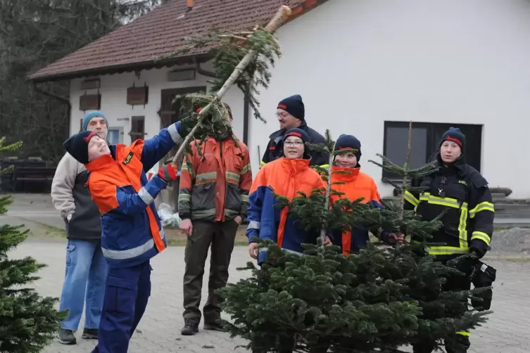 Fr&uuml;h &uuml;bti sich: Die Jugendfeuerwehr probiert, wie weit die ausrangierten Christb&auml;ume geworfen werden k&ouml;nnen.
