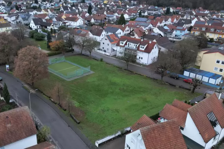 Um das Fußballfeld auf dem Schelmenwaldplatz reihen sich die Häuser der Anwohner.