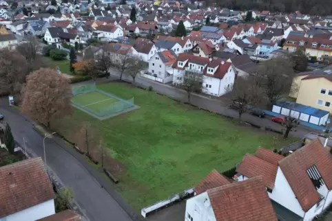 Um das Fußballfeld auf dem Schelmenwaldplatz reihen sich die Häuser der Anwohner.