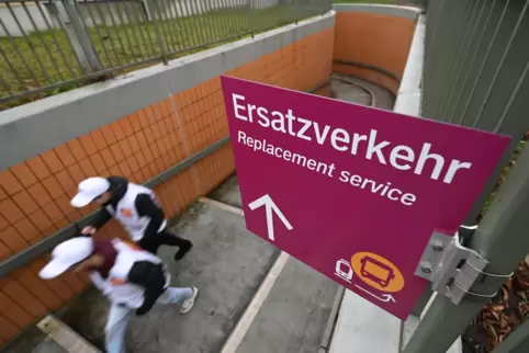 Die Ersatzhaltestellen an der Riedbahn sind ausgeschildert. An manchen stehen Streckenposten in weißen Westen.