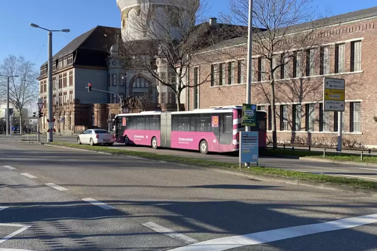Entlang der Riedbahn verkehren violette Ersatzbusse der Deutschen Bahn.