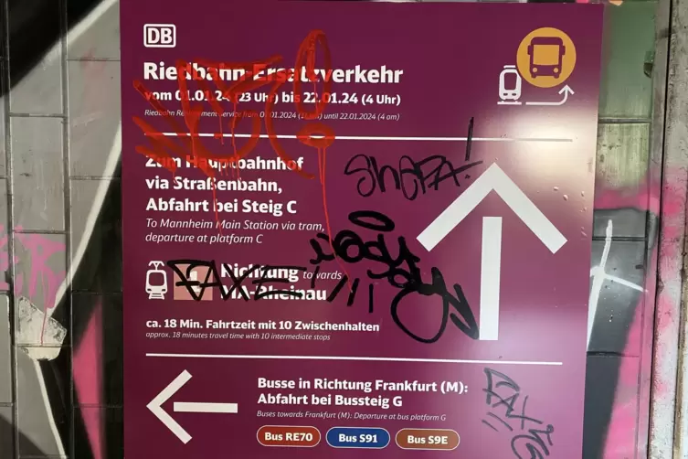 In Mannheim-Luzenberg haben sich Graffiti-K&uuml;nstler an den Hinweisschildern ausgetobt.
