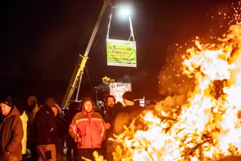 Nach Schätzung der Initiatoren haben rund 500 Personen am Samstagabend das Mahnfeuer am Göllheimer Ortseingang besucht – nicht n Nach Schätzung der Initiatoren haben rund 500 Personen am Samstagabend das Mahnfeuer am Göllheimer Ortseingang besucht – nicht n