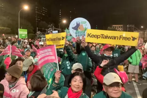 Anhänger der Demokratischen Fortschrittspartei demonstrieren in Taipeh während einer Wahlkampf-Veranstaltung.