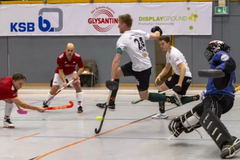 Der Frankfurter Tom Blümmel zieht ab, aber TG-Keeper Oliver Scharfenberger ist auf dem Posten.
