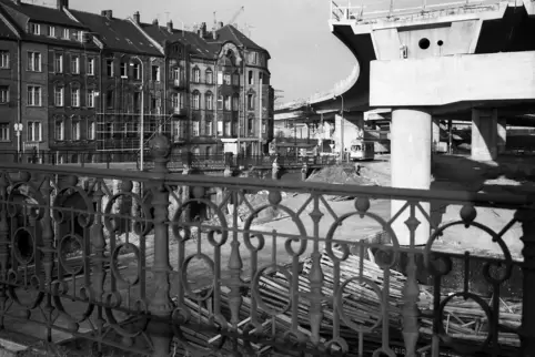 Bau der Hochstraße Nord, zirka Ende 1973. Das alte Viadukt steht noch und wurde 1974 abgerissen. 