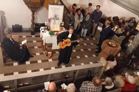 Auch für sein musikalisches Engagement erhielt Pfarrer Michael Mai – hier mit Gitarre – bei seiner Verabschiedung viele lobende 