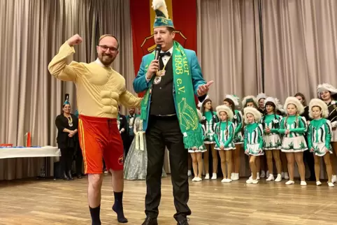 Sexy Servicekraft: Schlosshogger-Präsident Markus Neuscheler verpflichtet Ortsvorsteher Dennis Schmidt für die Damensitzung. 