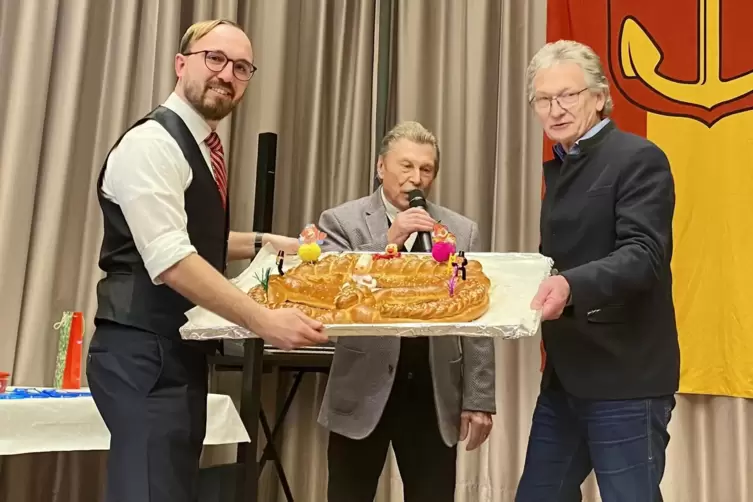Import aus Oggersheim: Edgar St&ouml;fler (am Mikrofon) &uuml;bergibt die Neujahrsbrezel.