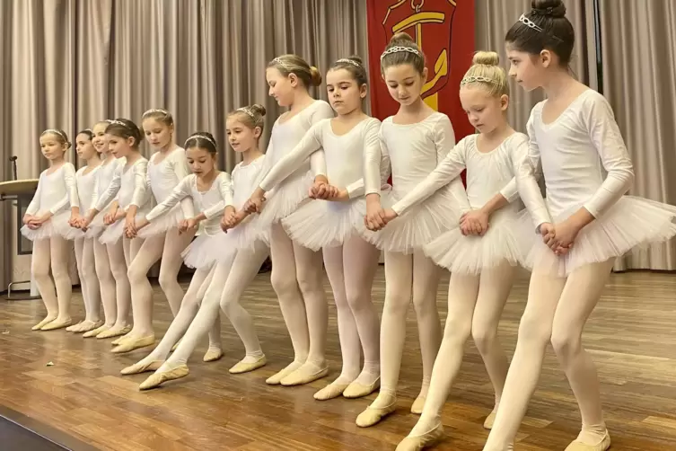 Hand in Hand: die Elevinnen der Ruchheimer Ballettschule Tanztraum. 