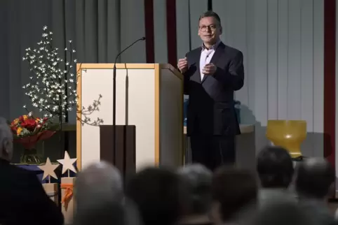  Premiere am Rednerpult: Michael Niederberger übernimmt beim Neujahrsempfang in Maxdorf für den erkrankten Bürgermeister.