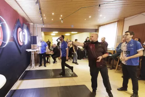Dirk Becker vom DV Kaiserslautern (Zweiter von rechts) misst sich im Sportheim Zum Falkenstein in Queidersbach mit Robert Marija